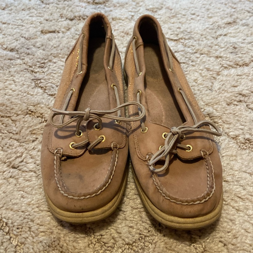 Sperry shoes size 11 women’s. Dirty, but in good condition.